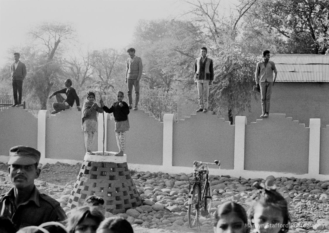 Avid spectators await Indira Gandhi from every vantage point, Kashmir, 1971.