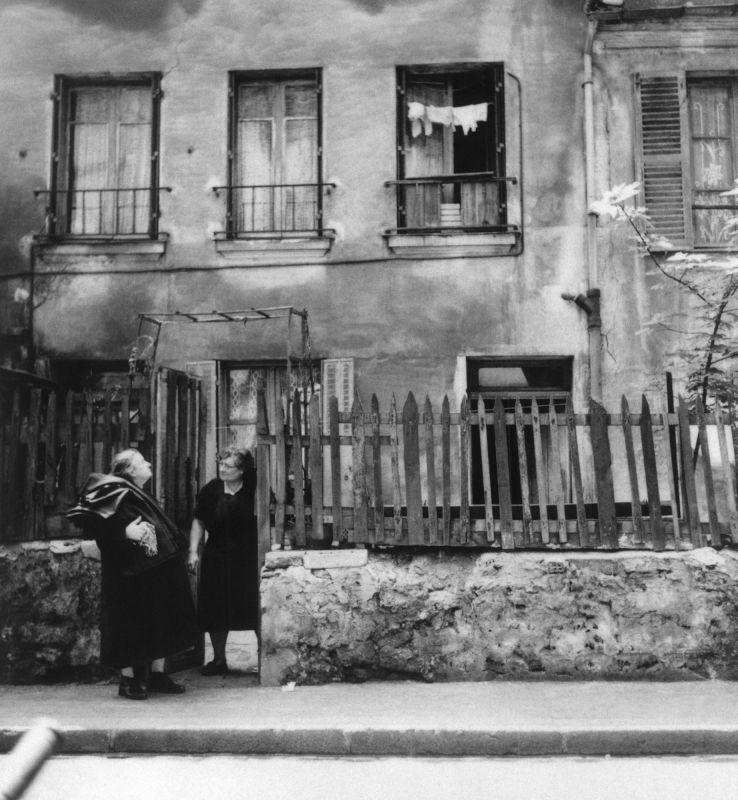 Neighbours chatting, Boulogne-Billancout, Paris, c1950.